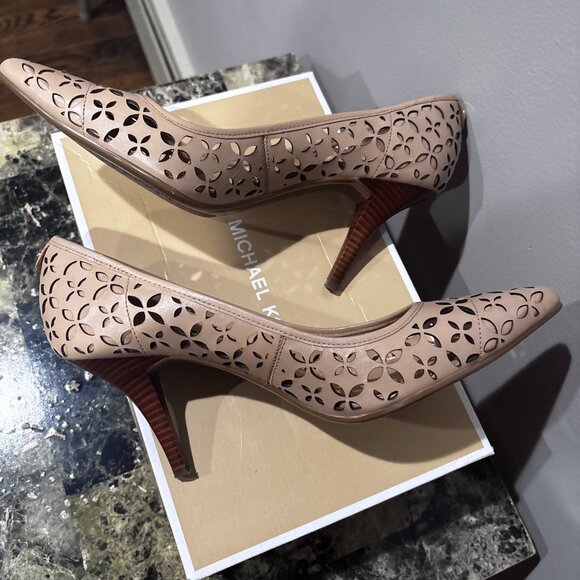 Micheal Kors Women's MK Flex Mid Perforated Pumps Nude SZ: 9M - Picture 9 of 16